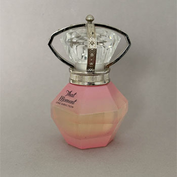 A transparent body that reveals the light-colored perfume inside, emphasizing simplicity and sophistication.