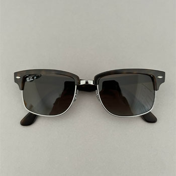 The sunglasses feature polarized lenses that reduce glare and enhance visual clarity.